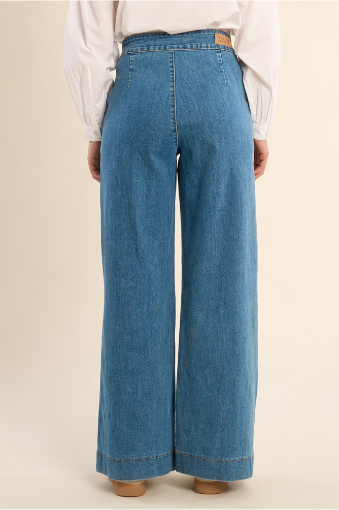 Pantalón de mujer largo, vaquero, perneras anchas.