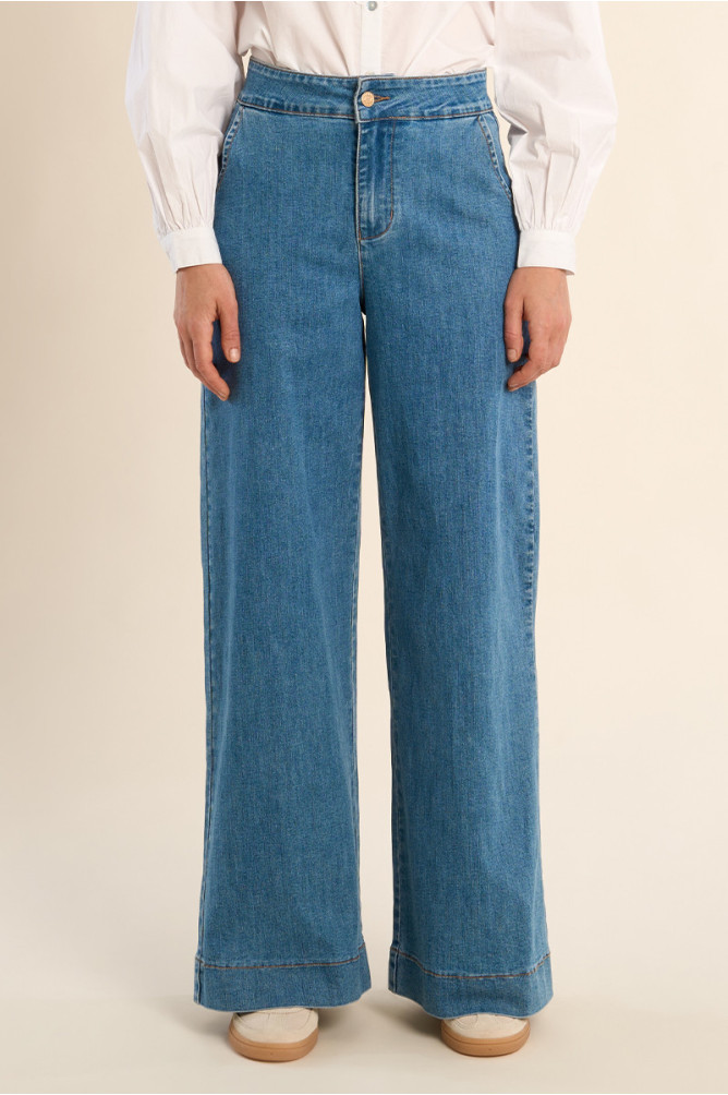 Pantalón de mujer largo, vaquero, perneras anchas.