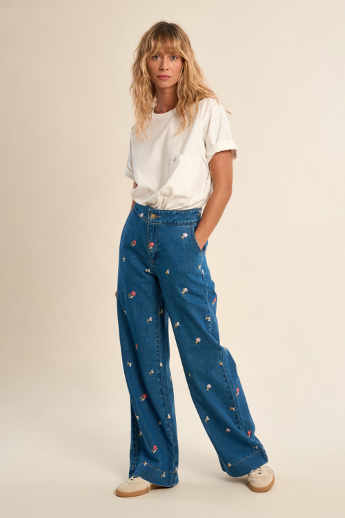 Pantalón de mujer largo, vaquero, perneras anchas.