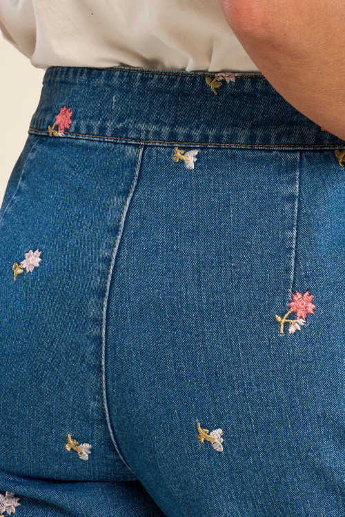 Pantalón de mujer largo, vaquero, perneras anchas.