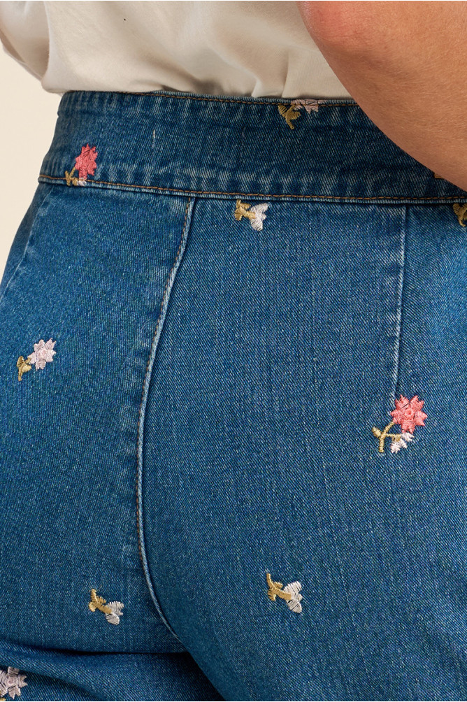 Pantalón de mujer largo, vaquero, perneras anchas.