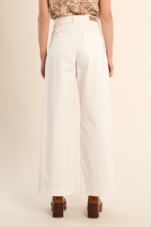 High-waisted and wide-waisted jeans