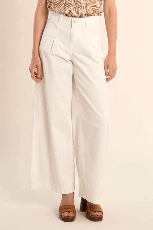 Pantalón de mujer tobillero, acampanado.
