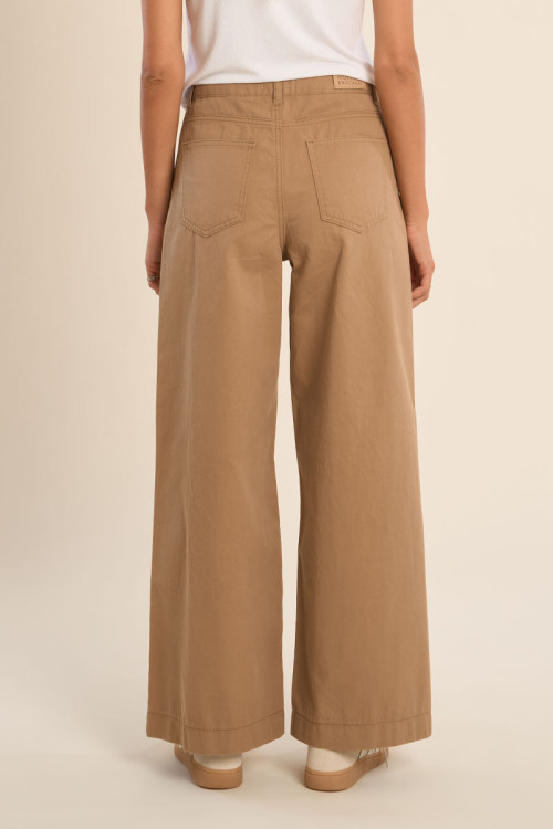 High-waisted and wide-waisted jeans