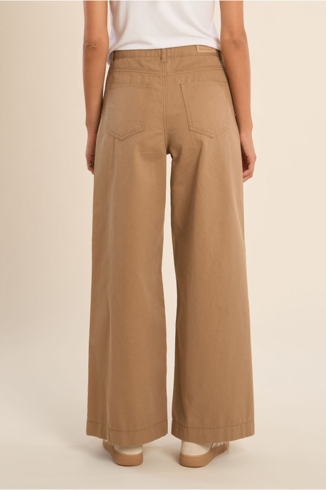 High-waisted and wide-waisted jeans