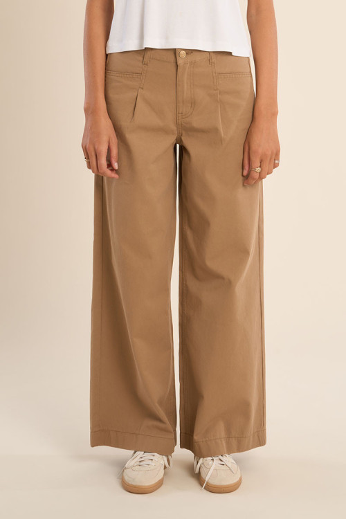 High-waisted and wide-waisted jeans