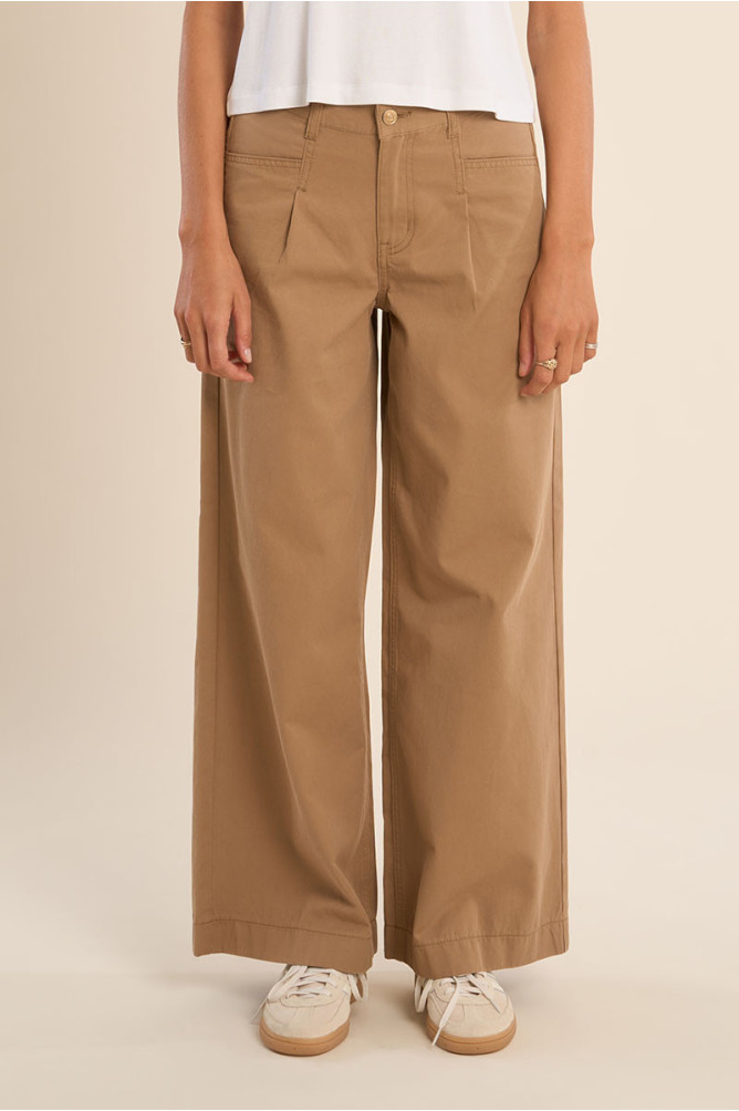 High-waisted and wide-waisted jeans