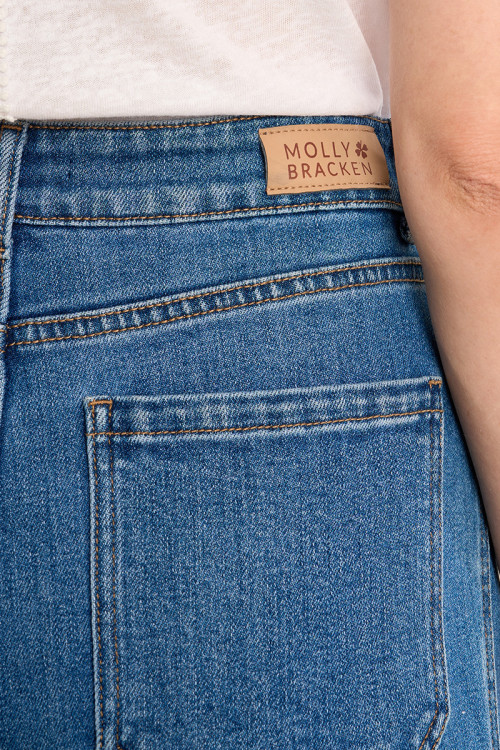 High-waisted and wide-waisted jeans