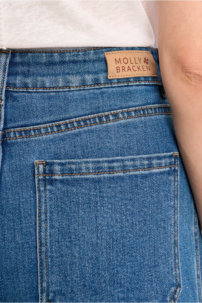 High-waisted and wide-waisted jeans