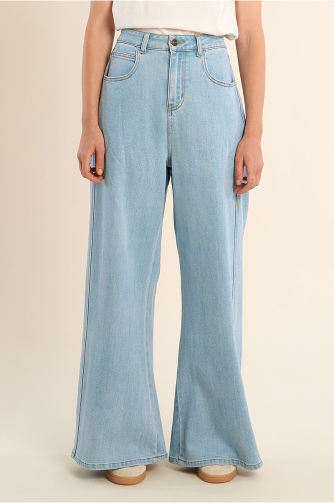 High-waisted and wide-waisted jeans