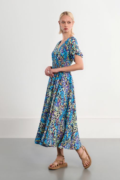 Vestido corto, de manga sisa, detalle pliegues.