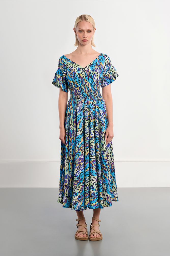 Vestido corto, de manga sisa, detalle pliegues.