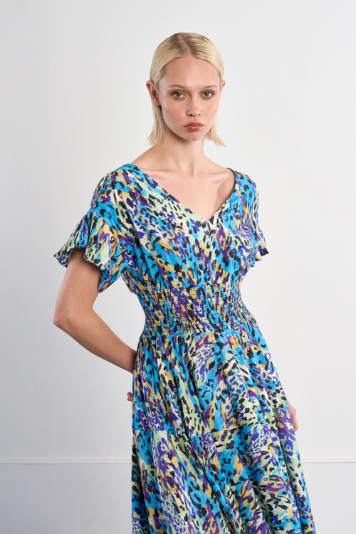 Vestido corto, de manga sisa, detalle pliegues.