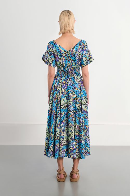 Vestido corto, de manga sisa, detalle pliegues.