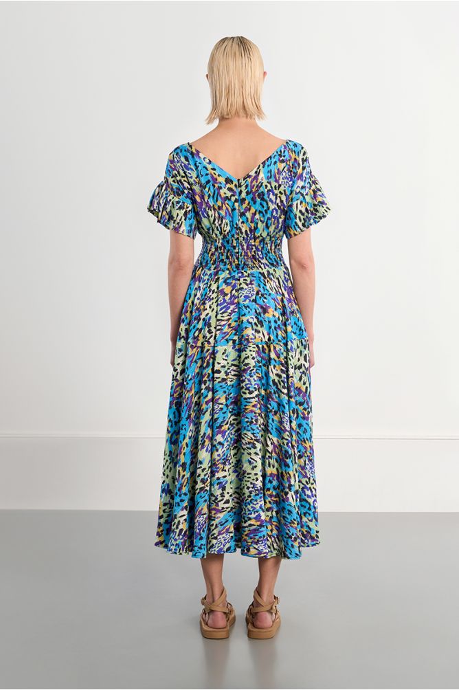 Vestido corto, de manga sisa, detalle pliegues.