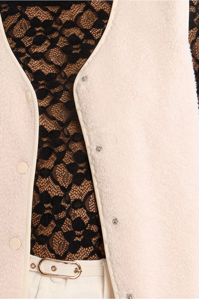 Short sleeveless jacket