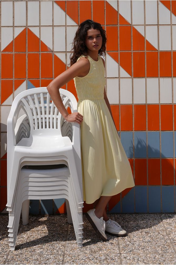 Vestido largo, de manga sisa, detalle pliegues.