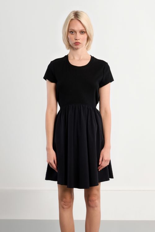 Vestido de manga corta, detalle pliegues.
