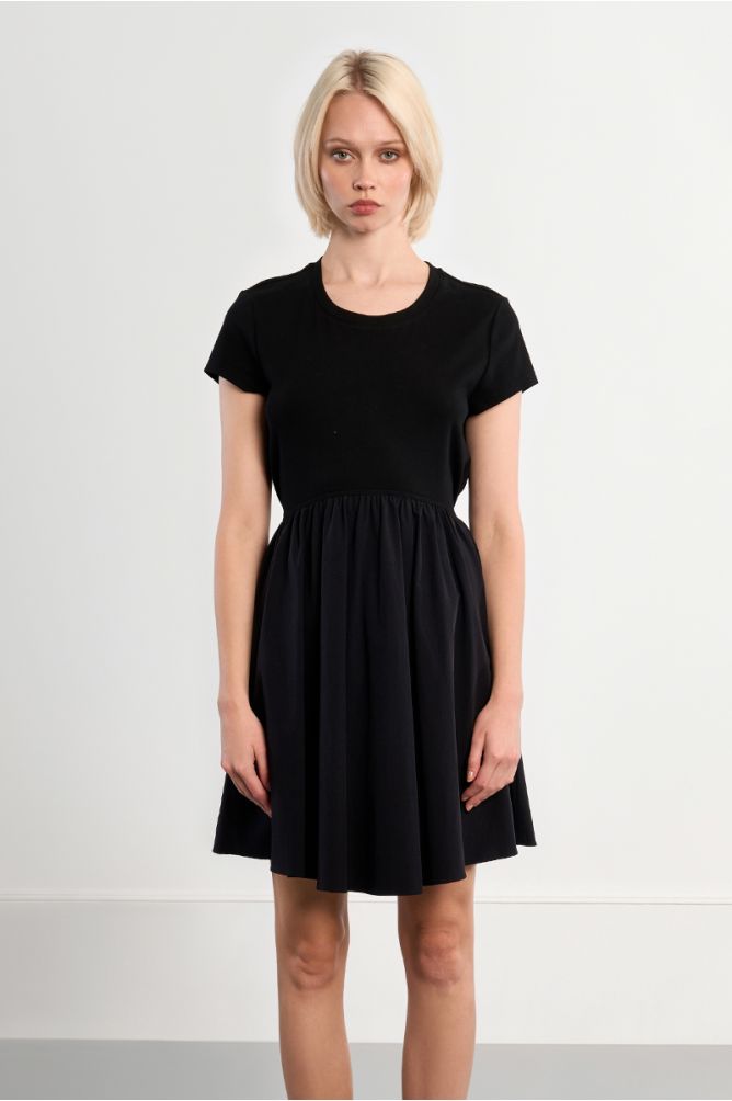 Vestido de manga corta, detalle pliegues.