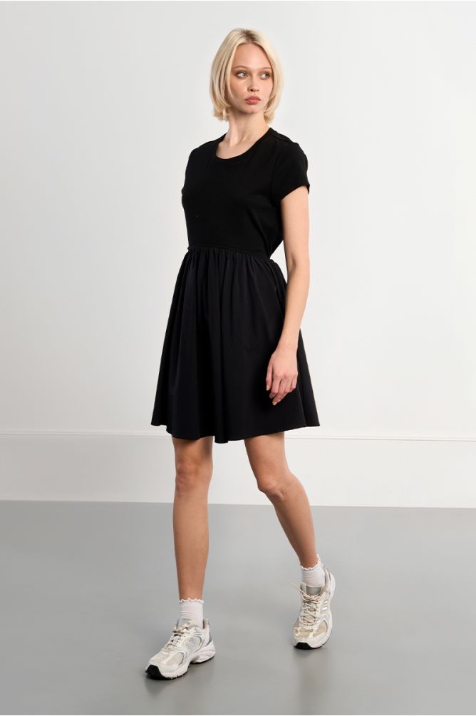 Vestido de manga corta, detalle pliegues.