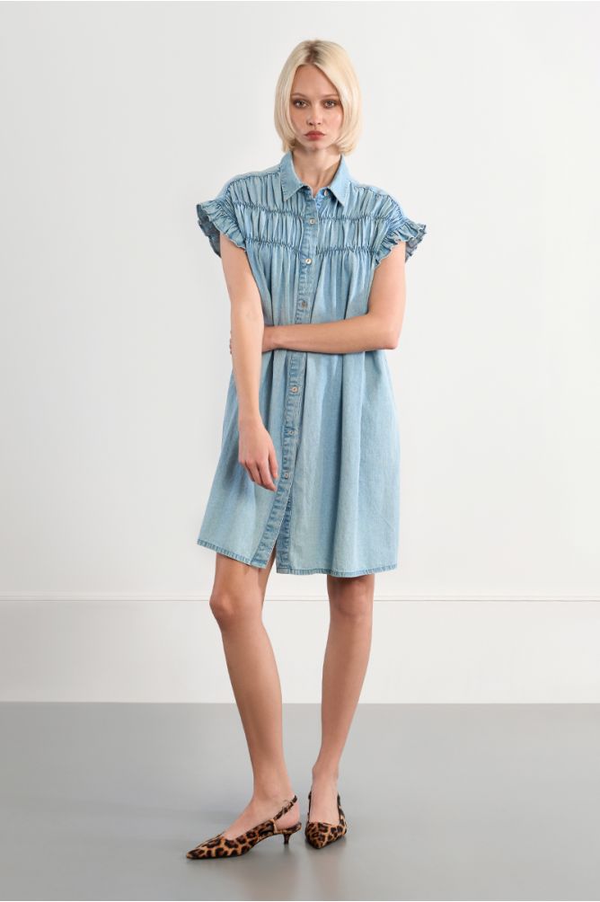 Vestido de manga corto, vaquero, detalle pliegues.