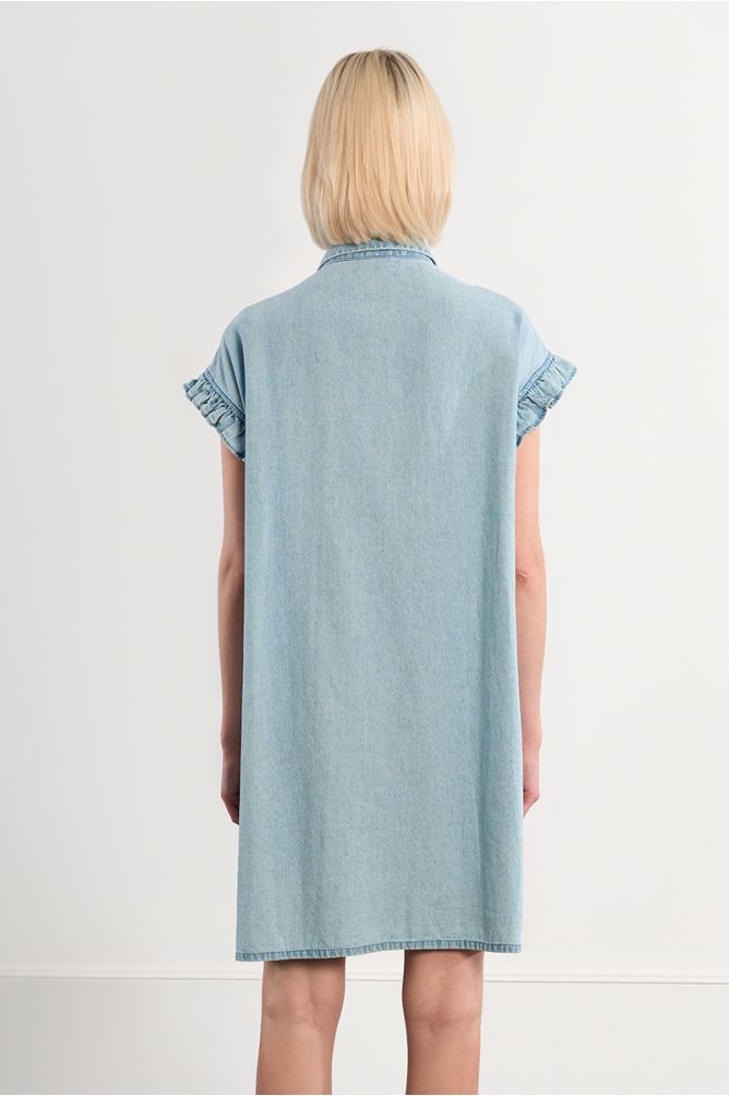 Vestido de manga corto, vaquero, detalle pliegues.