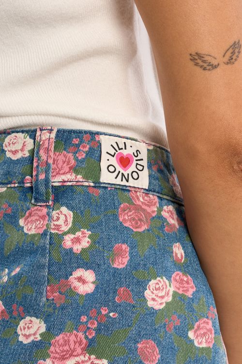 Falda corta, vaquera, estampado flores.