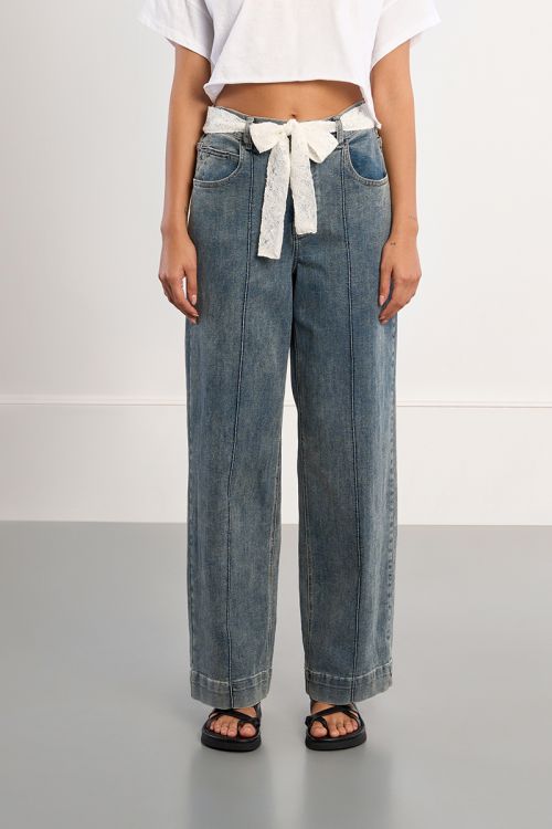 Pantalón de mujer largo, vaquero, con lazada.