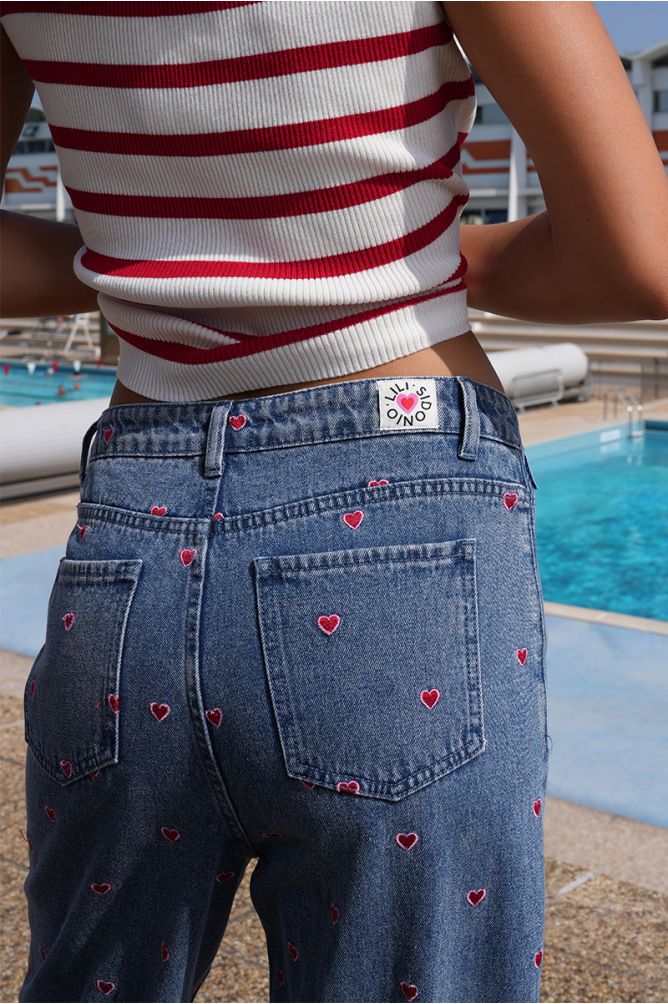 Pantalón de mujer vaquero, estampado corazones.