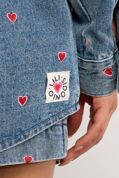 Sobrecamisa de mujer vaquera, estampado corazones.
