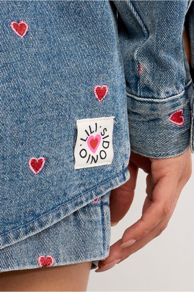 Sobrecamisa de mujer vaquera, estampado corazones.
