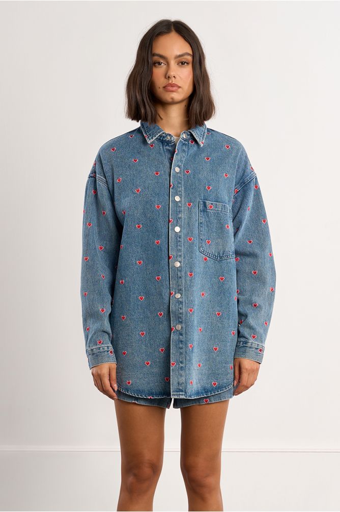 Sobrecamisa de mujer vaquera, estampado corazones.