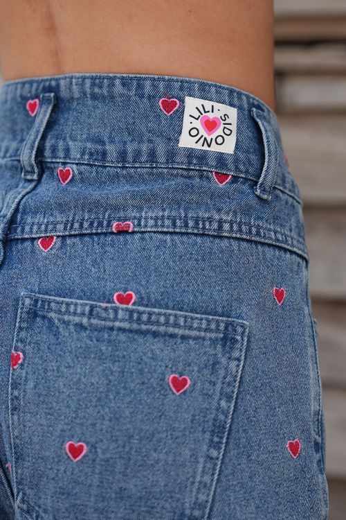 Short de mujer corto, vaquero, estampado corazones.
