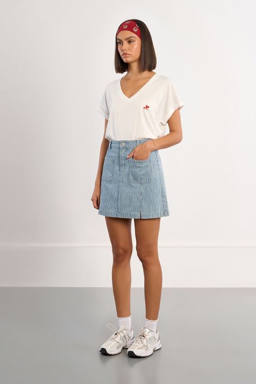 Falda corta, con estampado.