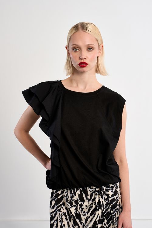 Camiseta de mujer de manga asimétrica, con volantes.