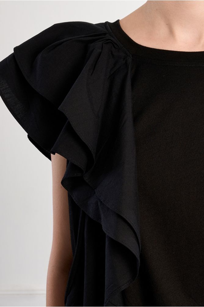 Camiseta de mujer de manga asimétrica, con volantes.
