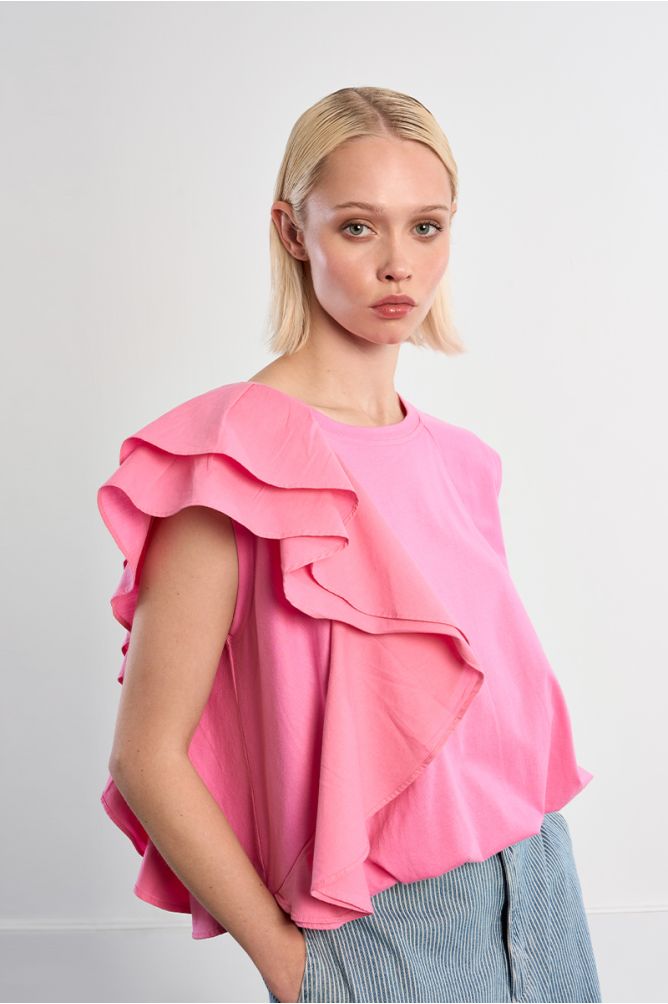 Camiseta de mujer de manga asimétrica, con volantes.