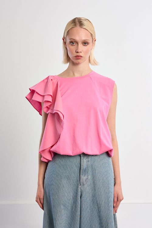 Camiseta de mujer de manga asimétrica, con volantes.