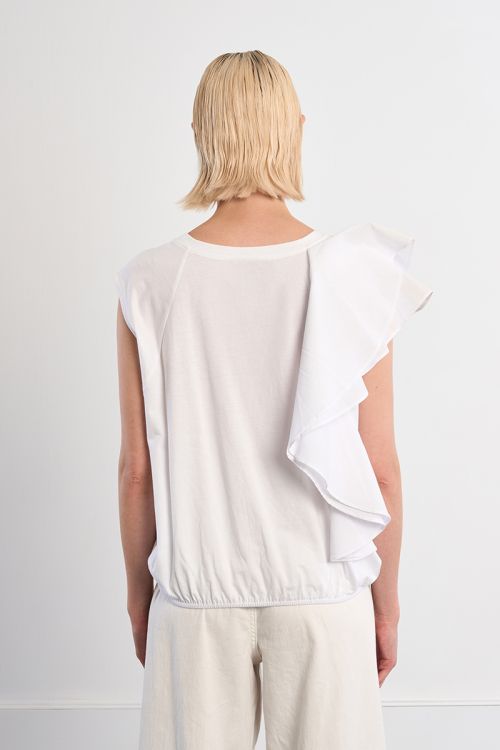 Camiseta de mujer de manga asimétrica, con volantes.