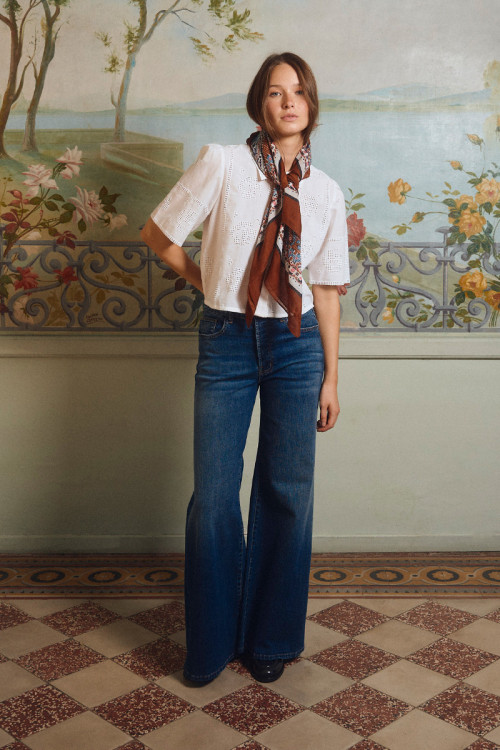 Pantalón de mujer largo, vaquero, acampanado.