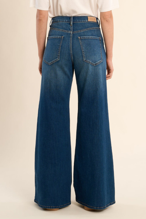 Pantalón de mujer largo, vaquero, acampanado.