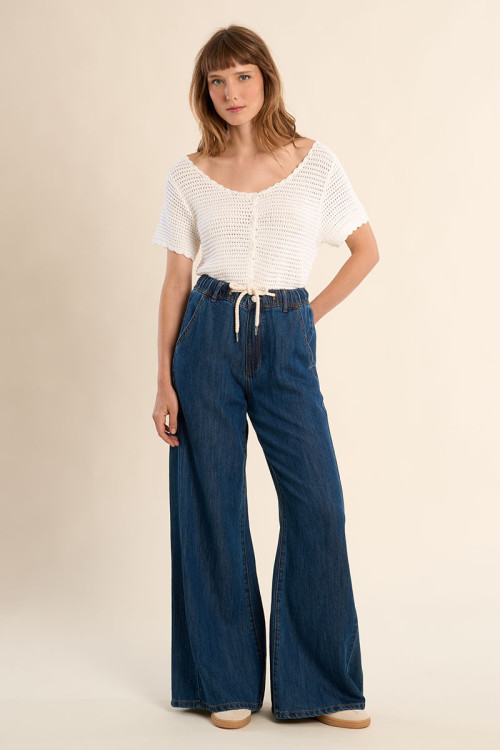 Pantalón de mujer largo, vaquero, perneras anchas.
