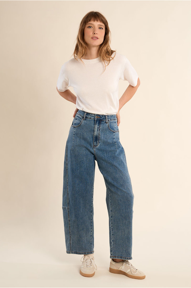 Pantalón de mujer largo, vaquero, perneras anchas.