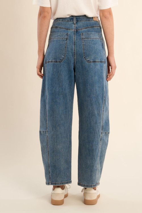 Pantalón de mujer largo, vaquero, perneras anchas.
