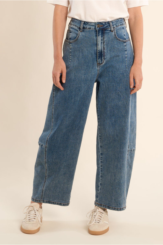 Pantalón de mujer largo, vaquero, perneras anchas.