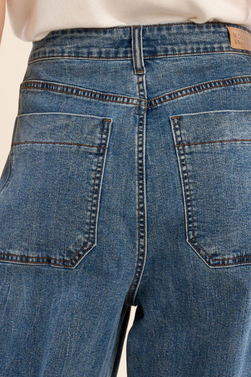 Pantalón de mujer largo, vaquero, perneras anchas.