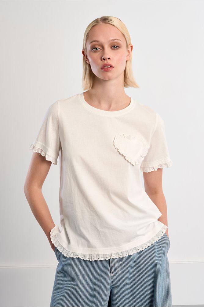 Camiseta de manga corta, detalles bordados y corazón.