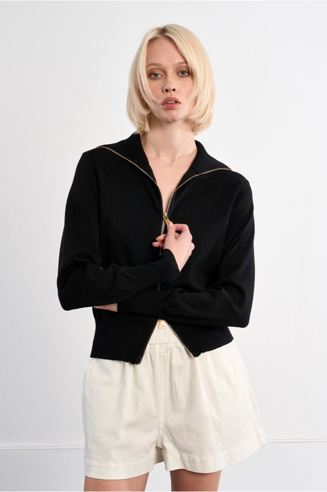 Chaqueta de mujer de manga larga, cuello muy alto.