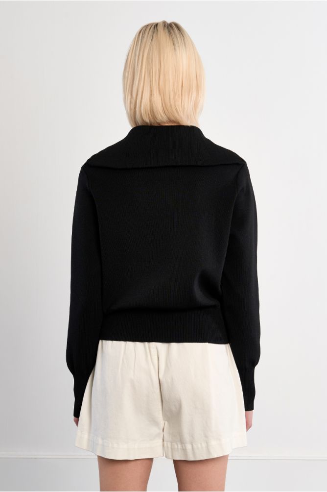 Chaqueta de mujer de manga larga, cuello muy alto.