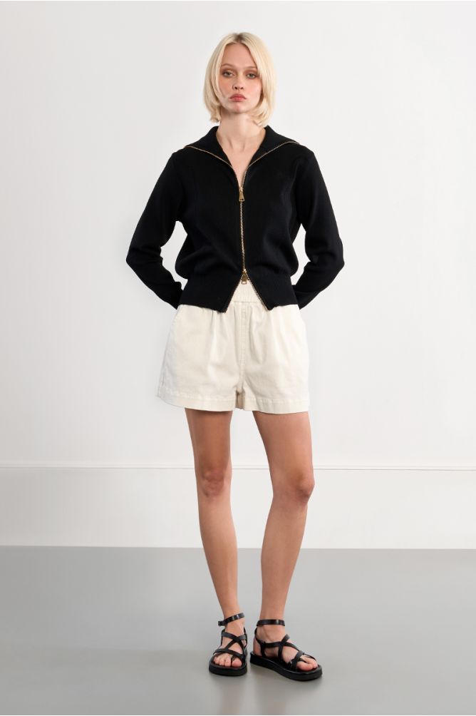 Chaqueta de mujer de manga larga, cuello muy alto.